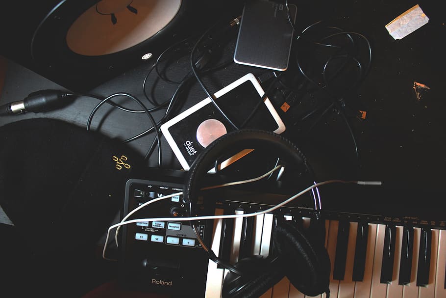 piano-keyboard-musical-instrument-ipad-tablet